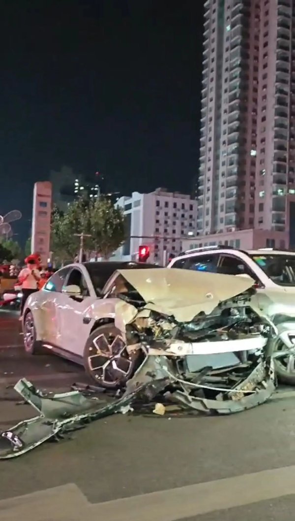 配资炒股首选平台 一小米SU7在郑州街头连撞8辆汽车、7辆电动车，当地：部分人员受伤，车主已被警方控制，事故原因正在调查之中